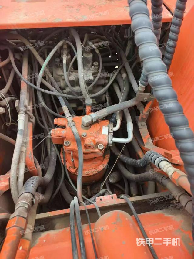 回转马达和主控阀(整机外观) 回转马达和主控阀(整机外观)