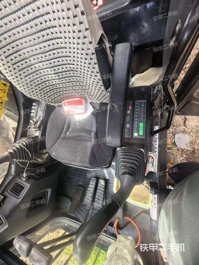 座椅左侧控制台/音响/含左手柄(驾驶室部分) 座椅左侧控制台/音响/含左手柄(驾驶室部分)