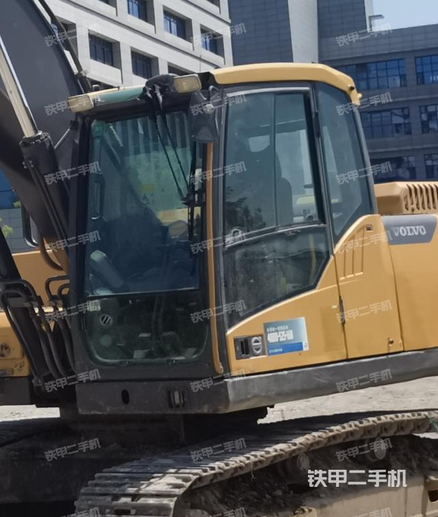 驾驶室整体(整机外观) 驾驶室整体(整机外观)