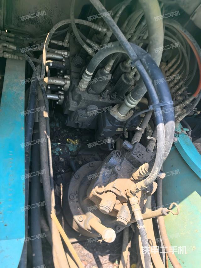 回转马达和主控阀（整机外观）