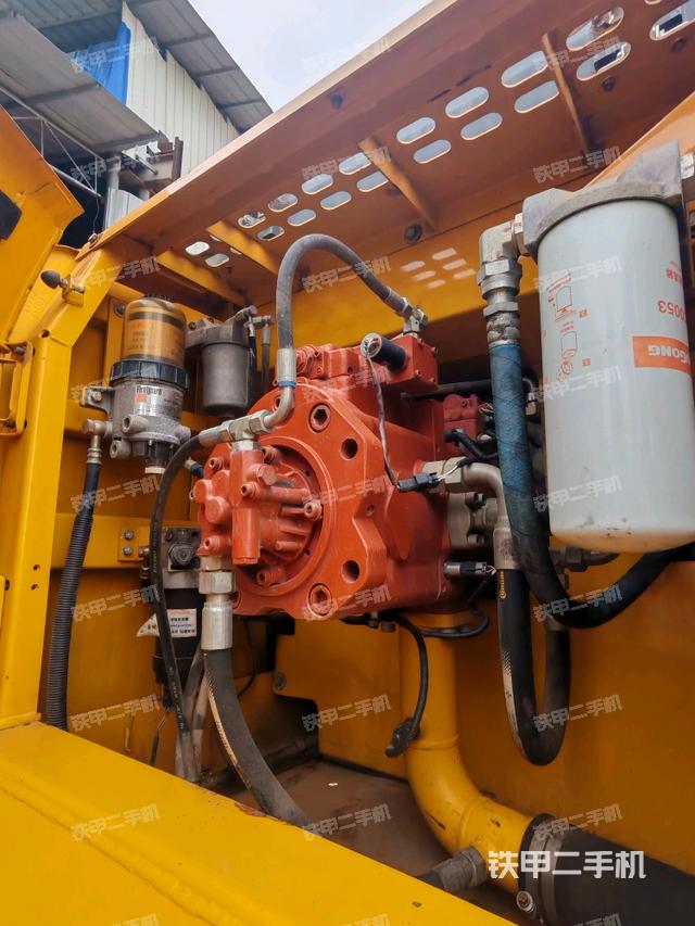 液压泵舱室正面整体(整机外观) 液压泵舱室正面整体(整机外观)