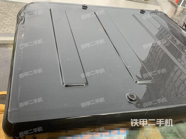 駕駛室頂部(整機(jī)外觀) 駕駛室頂部(整機(jī)外觀)