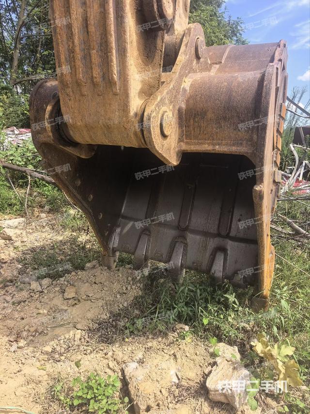 铲斗右后整体(工作和回转装置) 铲斗右后整体(工作和回转装置)