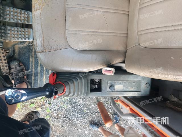 座椅左侧控制台/音响/含左手柄(驾驶室部分) 座椅左侧控制台/音响/含左手柄(驾驶室部分)