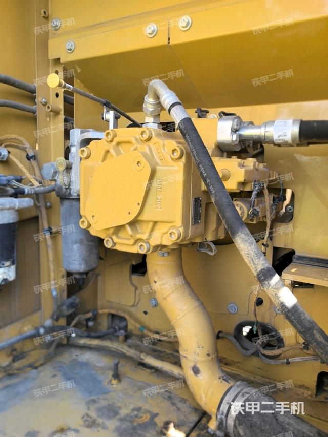 液压泵舱室正面整体(整机外观) 液压泵舱室正面整体(整机外观)