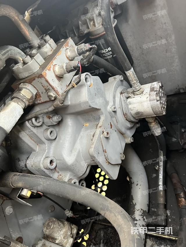 液压泵舱室正面整体(整机外观) 液压泵舱室正面整体(整机外观)