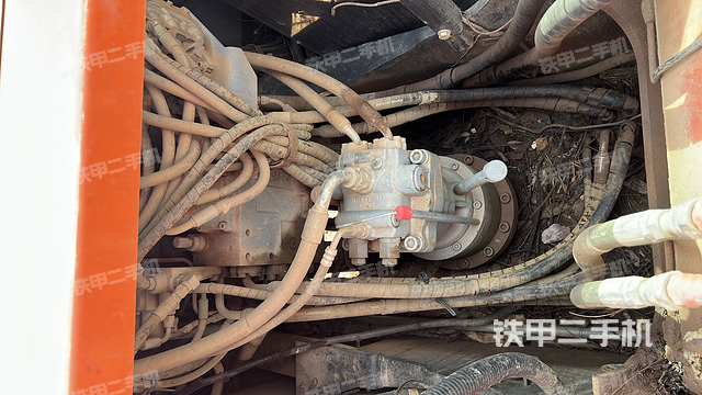 回转马达和主控阀(整机外观) 回转马达和主控阀(整机外观)