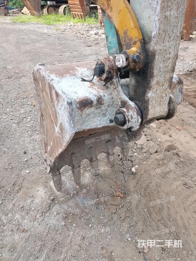 铲斗右后整体(工作和回转装置) 铲斗右后整体(工作和回转装置)