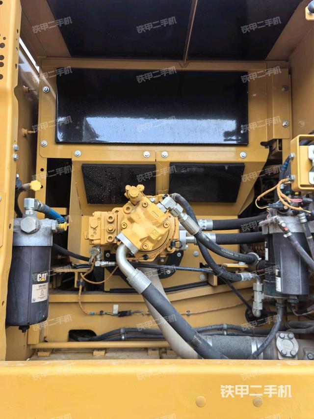 液压泵舱室正面整体(整机外观) 液压泵舱室正面整体(整机外观)