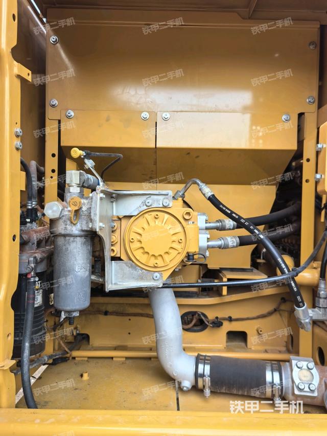 液压泵舱室正面整体(整机外观) 液压泵舱室正面整体(整机外观)