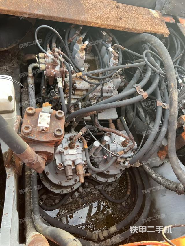 回转马达和主控阀(整机外观) 回转马达和主控阀(整机外观)