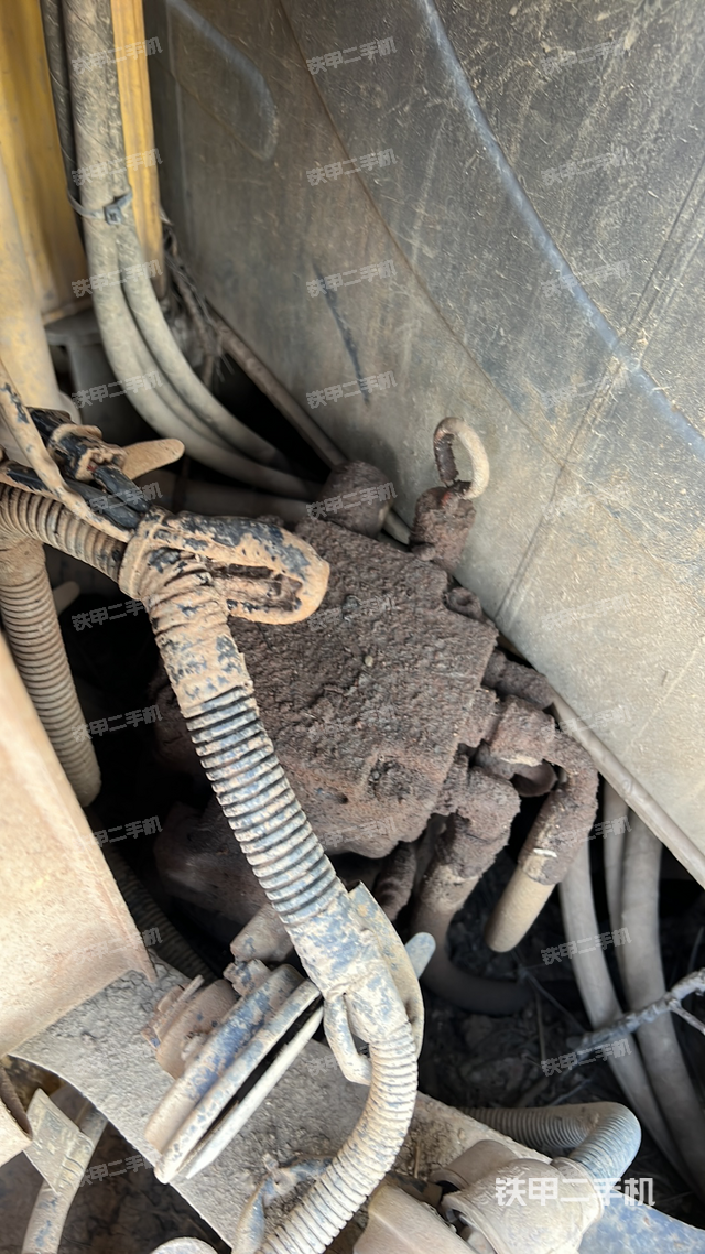 回轉(zhuǎn)馬達(dá)和主控閥(整機(jī)外觀) 回轉(zhuǎn)馬達(dá)和主控閥(整機(jī)外觀)