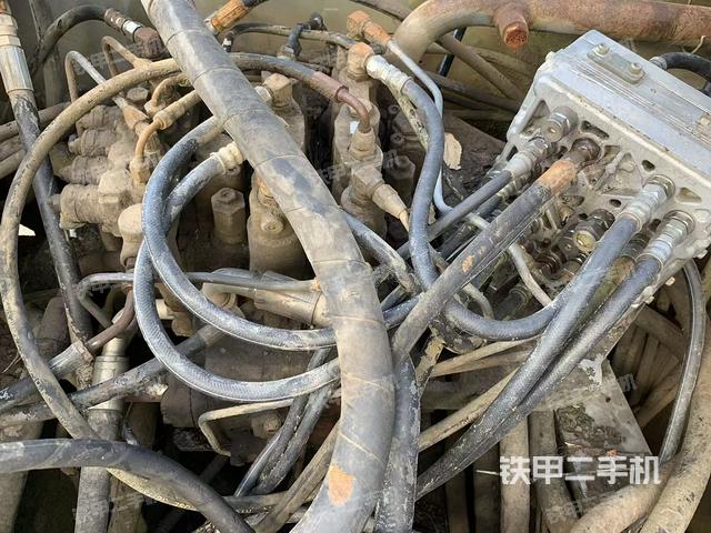 回转马达和主控阀（整机外观）