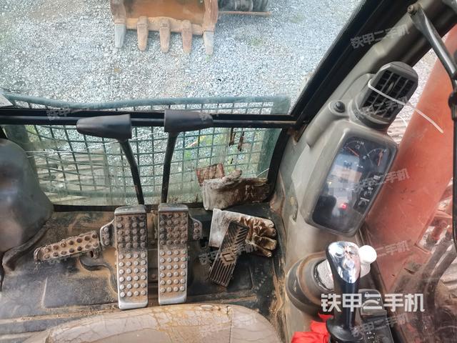 行走控制手柄和踏板 俯拍(驾驶室部分) 行走控制手柄和踏板 俯拍(驾驶室部分)