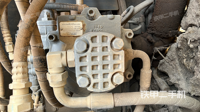 液压泵舱室正面整体(整机外观) 液压泵舱室正面整体(整机外观)