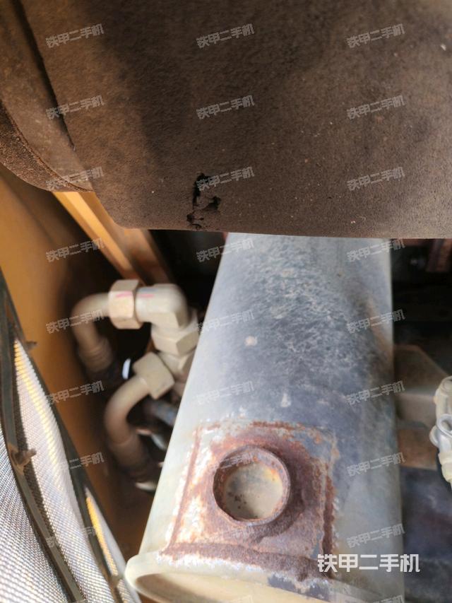 液压泵舱室正面整体（整机外观）