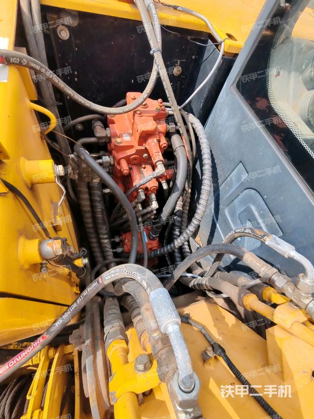 回转马达和主控阀（整机外观）