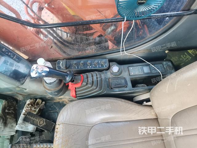 座椅右侧控制台/钥匙门/油门/含右手柄(驾驶室部分) 座椅右侧控制台/钥匙门/油门/含右手柄(驾驶室部分)