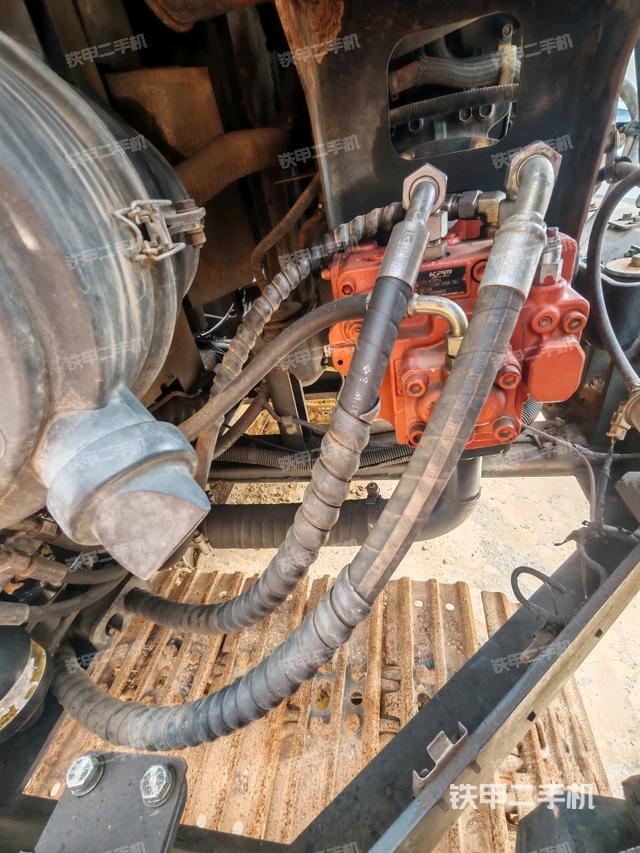 液压泵舱室正面整体（整机外观）