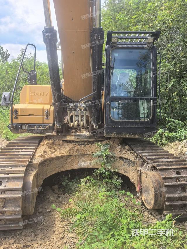 大臂油缸整体 竖拍(工作和回转装置) 大臂油缸整体 竖拍(工作和回转装置)