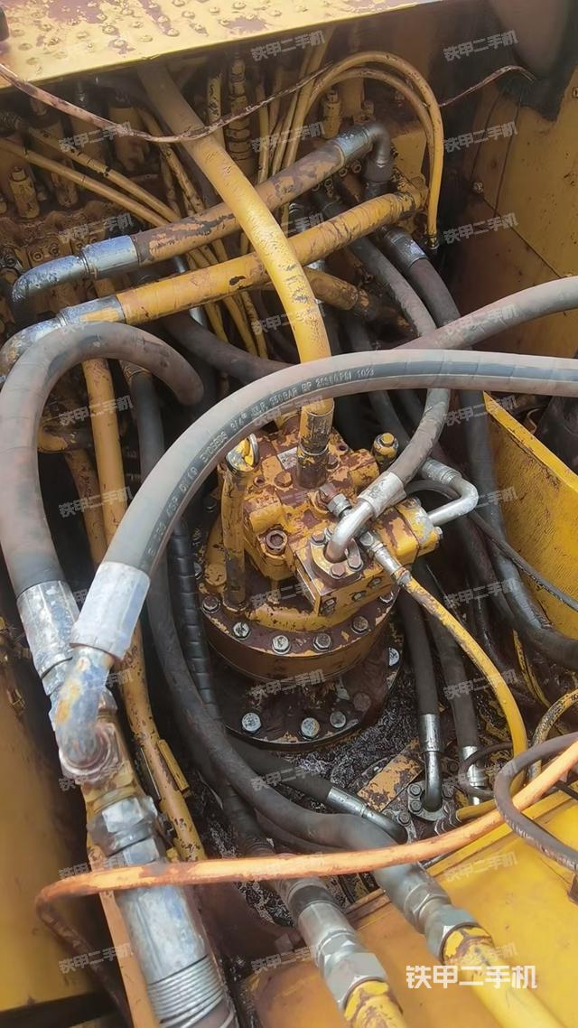 回转马达和主控阀(整机外观) 回转马达和主控阀(整机外观)