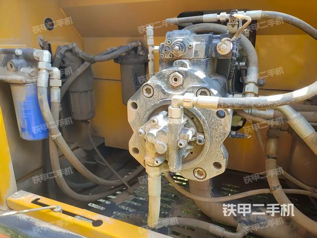 液壓泵艙室正面整體(整機外觀) 液壓泵艙室正面整體(整機外觀)