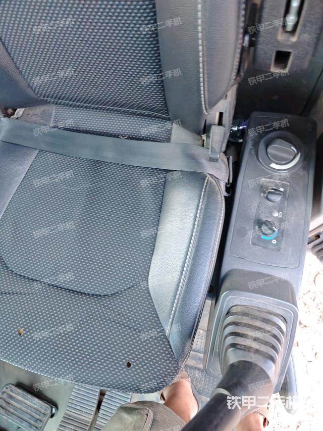 座椅右侧控制台/钥匙门/油门/含右手柄（驾驶室部分）