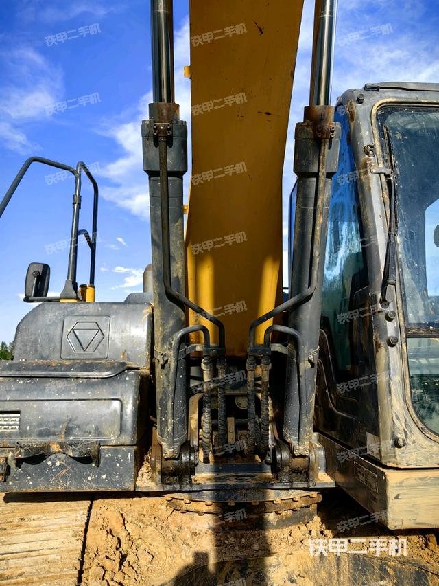 大臂油缸整体 竖拍(工作和回转装置) 大臂油缸整体 竖拍(工作和回转装置)