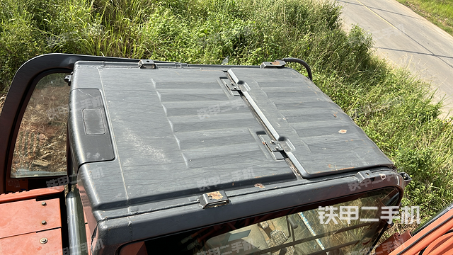 驾驶室顶部(整机外观) 驾驶室顶部(整机外观)