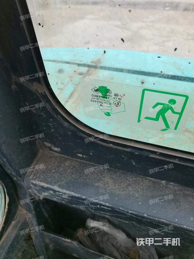 行走控制手柄和踏板 俯拍(驾驶室部分) 行走控制手柄和踏板 俯拍(驾驶室部分)