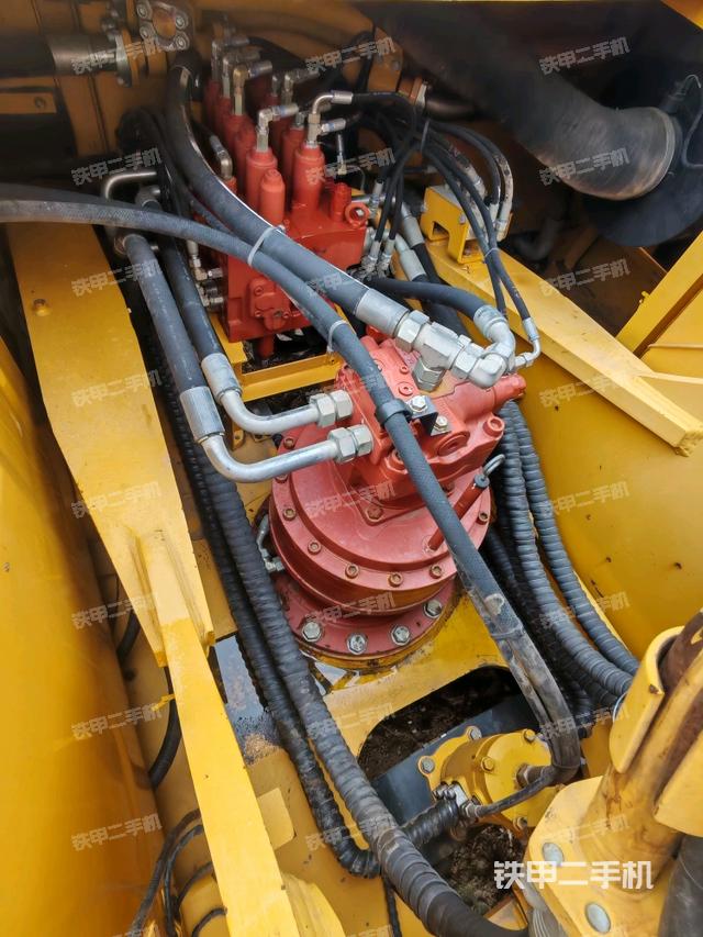 回转马达和主控阀(整机外观) 回转马达和主控阀(整机外观)