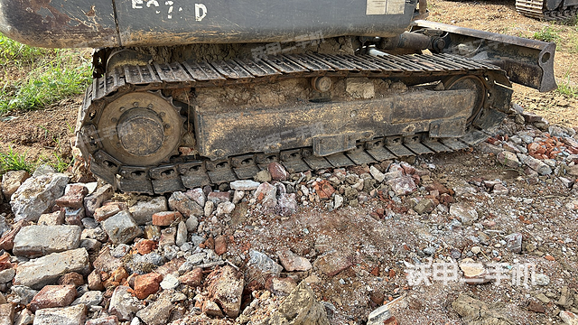 單側(cè)履帶整體(整機(jī)外觀) 單側(cè)履帶整體(整機(jī)外觀)