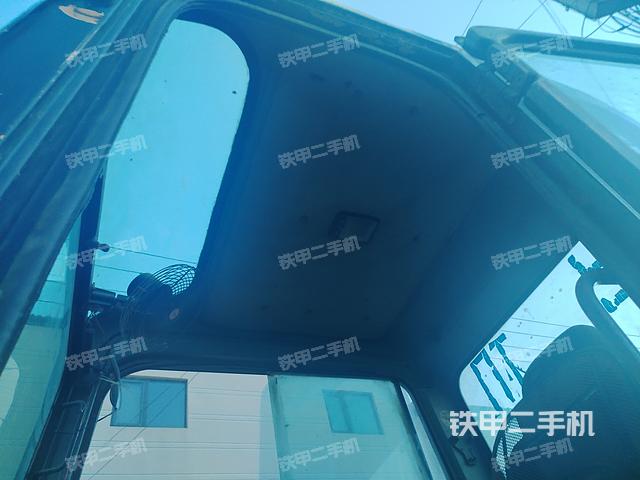 駕駛室頂部(整機(jī)外觀) 駕駛室頂部(整機(jī)外觀)