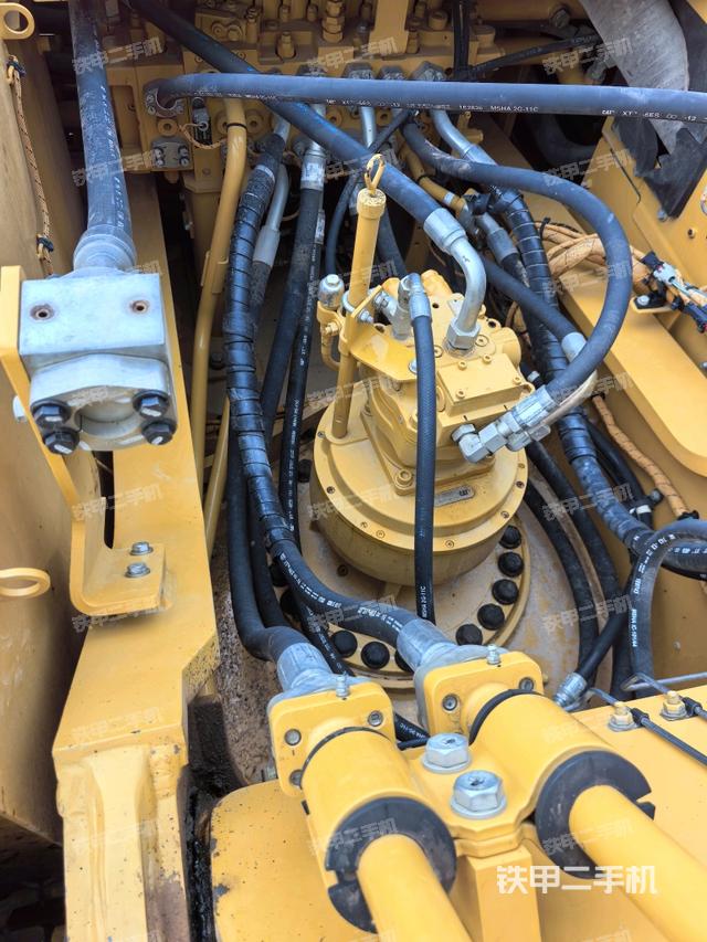 回转马达和主控阀(整机外观) 回转马达和主控阀(整机外观)