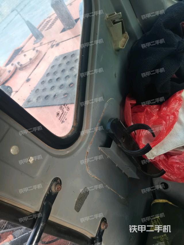 左后方玻璃角标(驾驶室部分) 左后方玻璃角标(驾驶室部分)