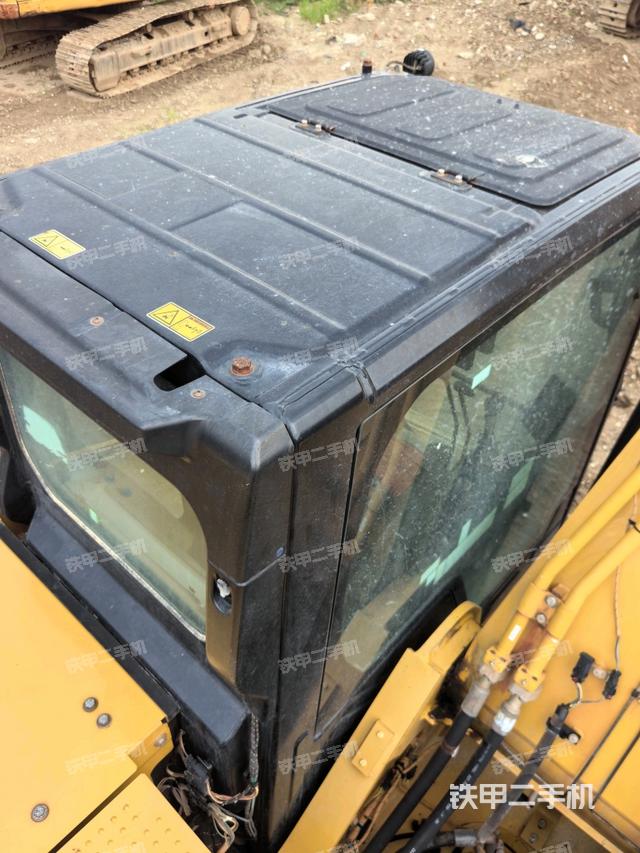 驾驶室顶部(整机外观) 驾驶室顶部(整机外观)