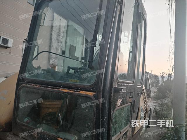 駕駛室整體(整機(jī)外觀) 駕駛室整體(整機(jī)外觀)