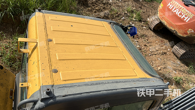 駕駛室頂部(整機(jī)外觀) 駕駛室頂部(整機(jī)外觀)