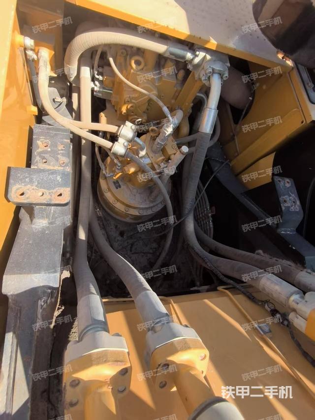 回转马达和主控阀(整机外观) 回转马达和主控阀(整机外观)