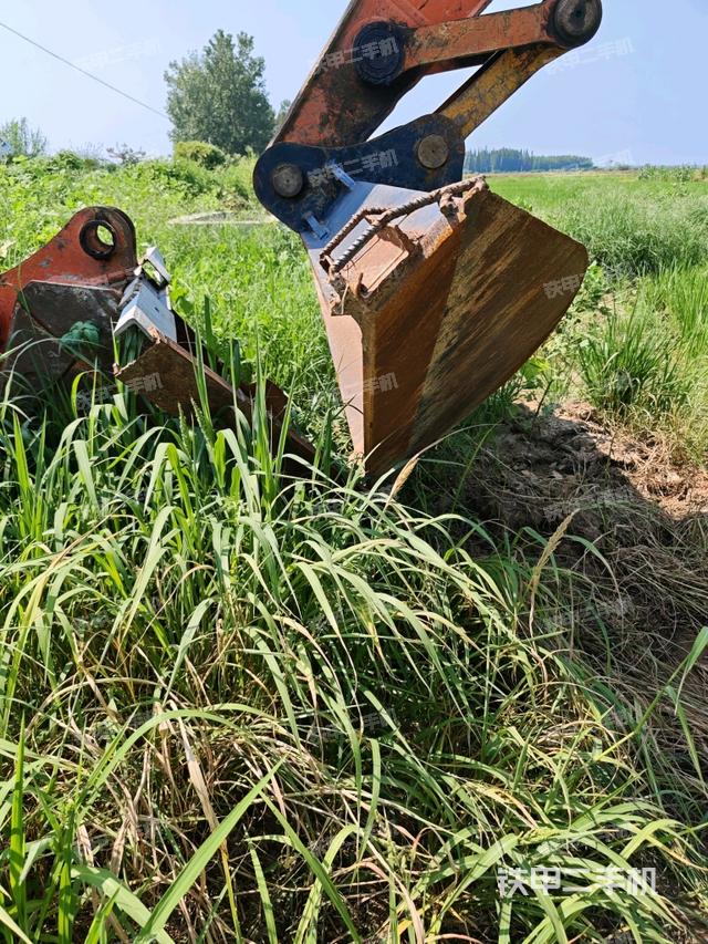 大臂油缸整体 竖拍(工作和回转装置) 大臂油缸整体 竖拍(工作和回转装置)