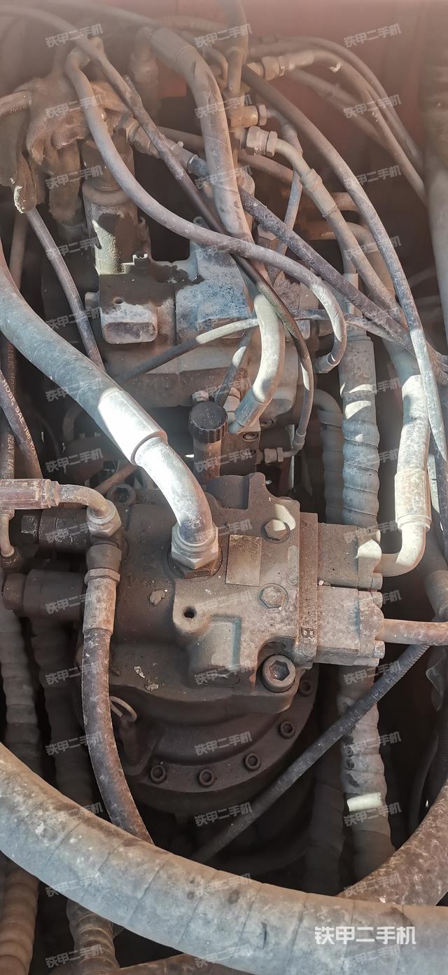 回轉馬達和主控閥(整機外觀) 回轉馬達和主控閥(整機外觀)