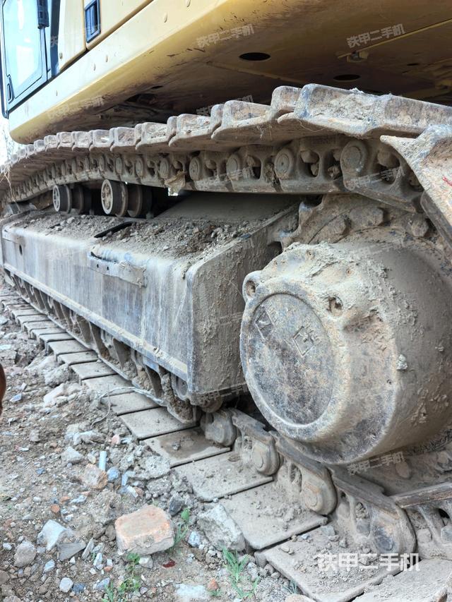 单侧履带整体(整机外观) 单侧履带整体(整机外观)