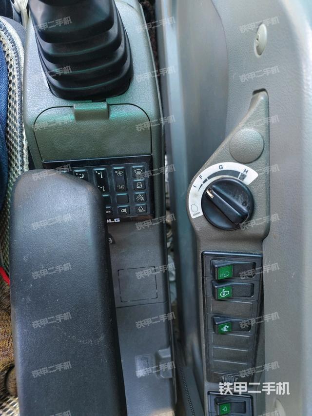 座椅右側控制臺/鑰匙門/油門/含右手柄（駕駛室部分）