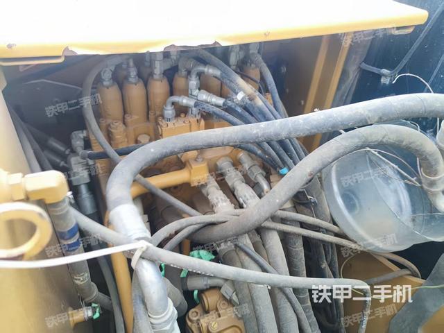 回转马达和主控阀(整机外观) 回转马达和主控阀(整机外观)