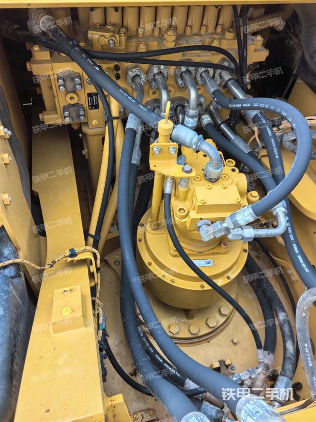 回转马达和主控阀(整机外观) 回转马达和主控阀(整机外观)