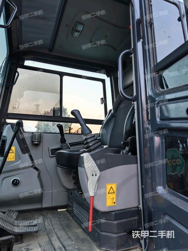 行走控制手柄和踏板 俯拍（驾驶室部分）