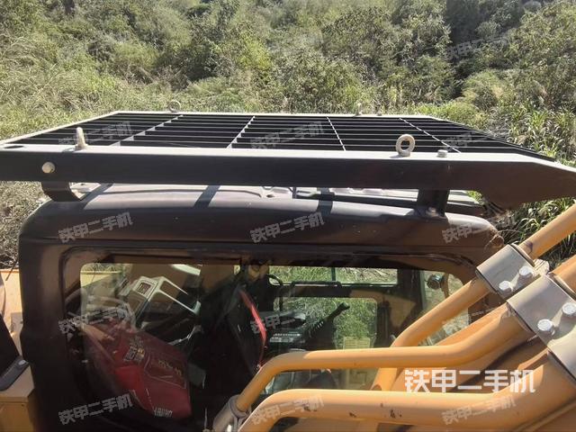 驾驶室顶部(整机外观) 驾驶室顶部(整机外观)