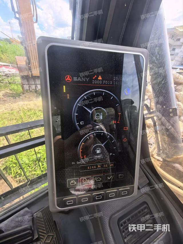 显示屏 (驾驶室部分) 显示屏 (驾驶室部分)