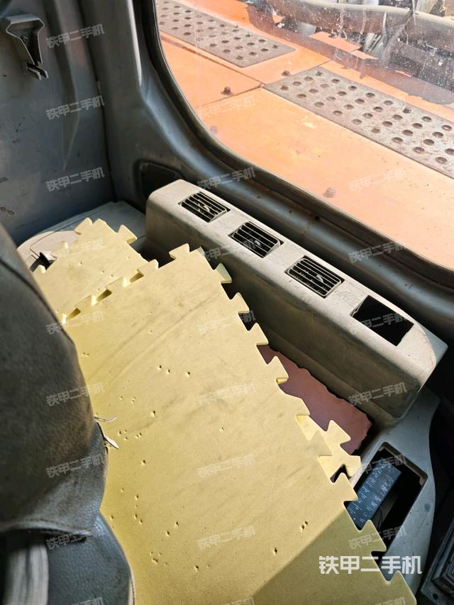 座椅左侧控制台/音响/含左手柄(驾驶室部分) 座椅左侧控制台/音响/含左手柄(驾驶室部分)