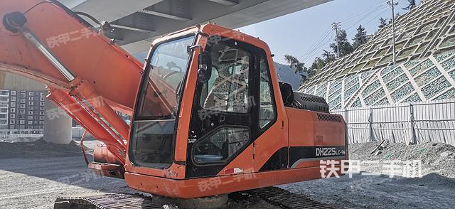 駕駛室整體(整機外觀) 駕駛室整體(整機外觀)